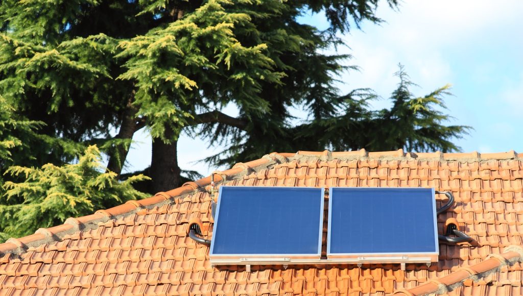 maison avec panneaux solaires photovoltaïques